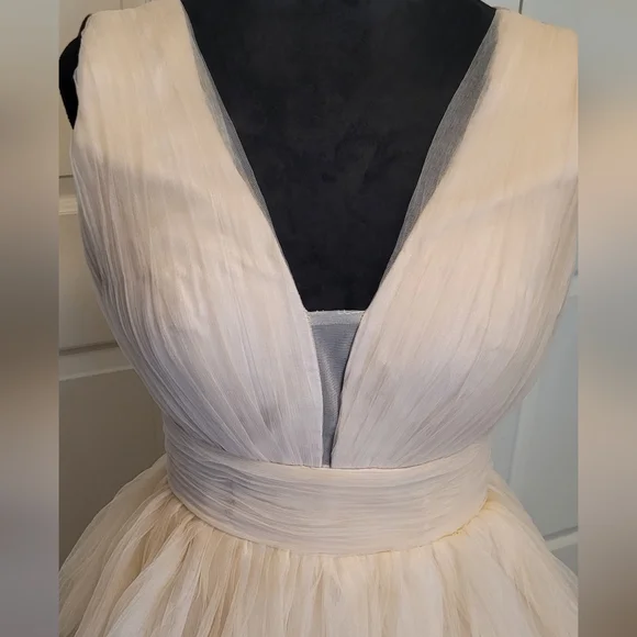 Elegant Cream Layered Tulle Evening Gown - Picture 5 of 16